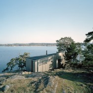 The retreat follows the topography of the land and folds slightly in plan where a little ravine runs vertically to it.