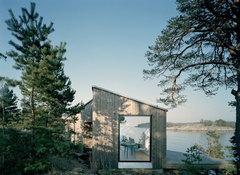 The Kråkmora Holmar House functions as a guest house for a home 25 feet uphill.