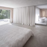Spatial experience between the bedroom and the open bathroom.