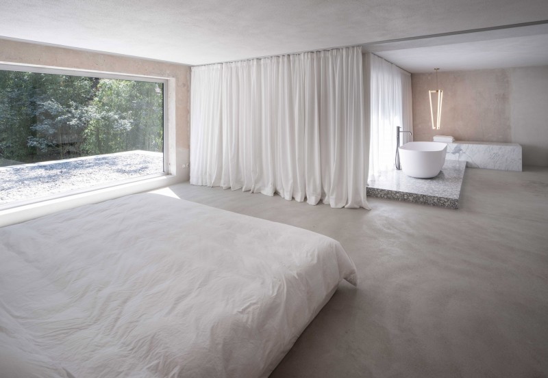 Spatial experience between the bedroom and the open bathroom.