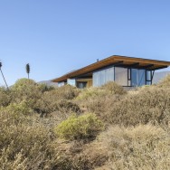 The volumes at the ends correspond to the bedrooms, which open onto the landscape and close with an opaque wall towards the center, building with this the necessary privacy of the bedrooms and the containment of the public area.