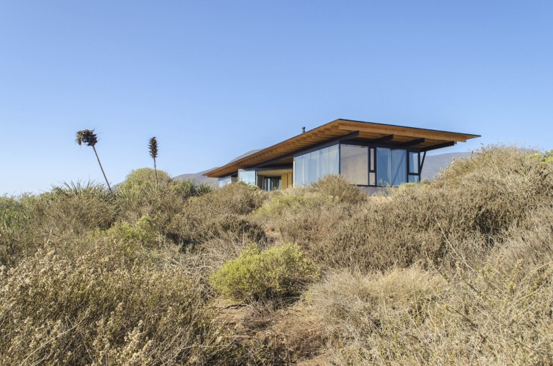 The volumes at the ends correspond to the bedrooms, which open onto the landscape and close with an opaque wall towards the center, building with this the necessary privacy of the bedrooms and the containment of the public area.